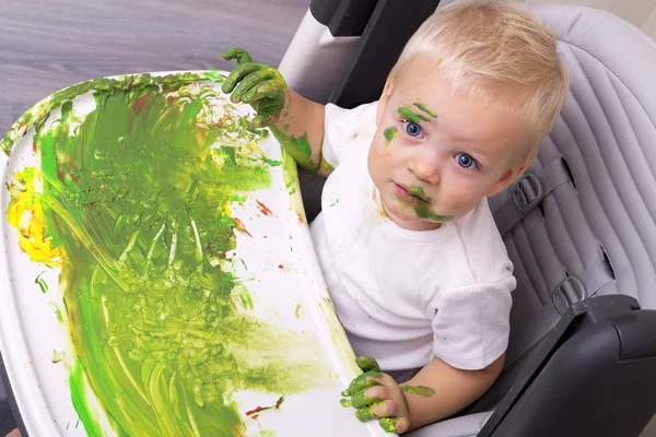 Портрет милого маленького мальчика, играющего красками — стоковое фото