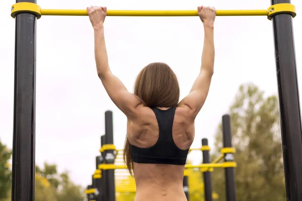 Fit mulher exercitando ao ar livre, estilo de vida saudável e conceito de exercício. Pullups — Fotografia de Stock