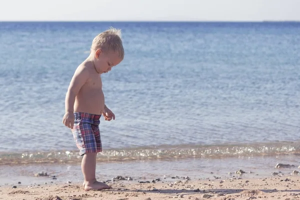 Aranyos kisgyermek a strandon. Másolja a hely — Stock Fotó