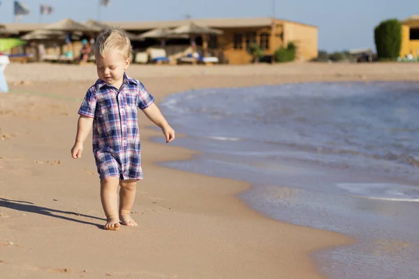 Kleine jongetje wandelen van de kust. oncept voor reizen advertentie. kopie ruimte — Stockfoto