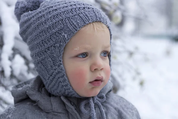 Снежная зима крупным планом портрет милого малыша — стоковое фото