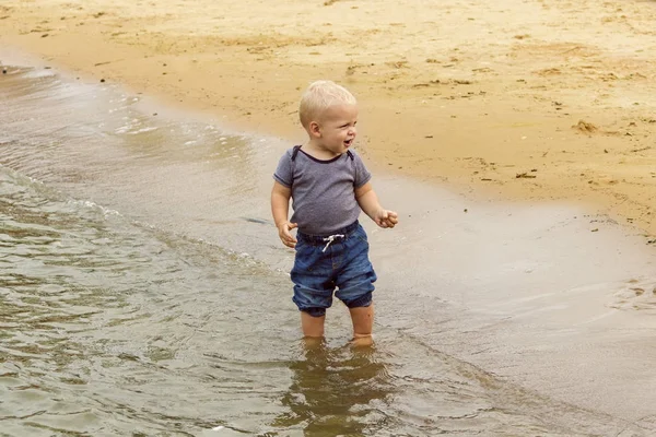 Felice bambino bagnato sul mare o sulla costa dell'oceano — Foto Stock