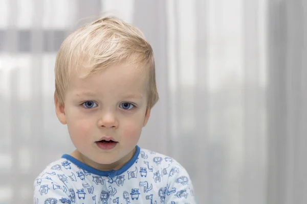 Zbliżenie portret dziecka, ładny maluch z niebieskimi oczami. Miejsce — Zdjęcie stockowe