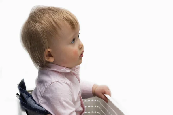 Retrato de uma menina adorável isolado em um fundo branco. espaço de cópia — Fotografia de Stock