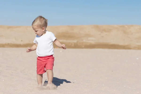 Grappige peuter aan de kust. concept voor reizen advertentie. kopie ruimte — Stockfoto