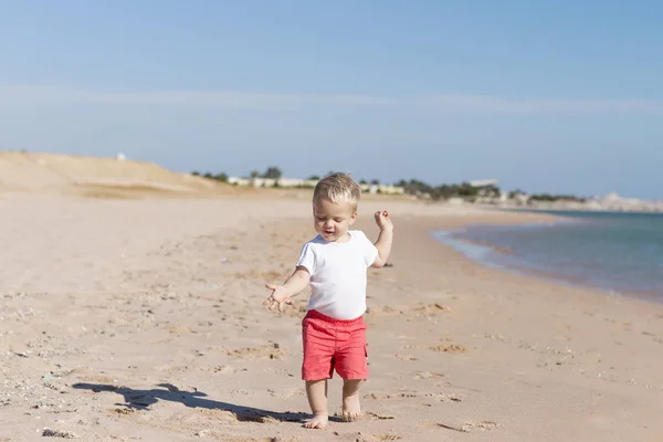 Aranyos kisgyermek séta a tengerparton. Utazás hirdetés koncepció. másol hely — Stock Fotó