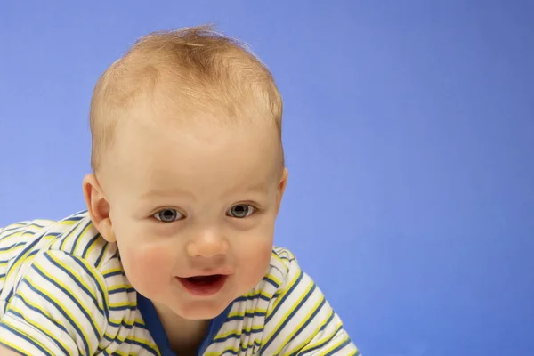 Jasny portret adorable baby boy na niebieskim tle — Zdjęcie stockowe
