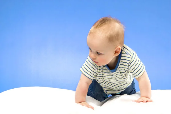 Jasny portret adorable baby boy na niebieskim tle — Zdjęcie stockowe