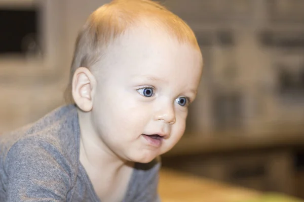 Bebe Aux Grands Yeux Reflechi Regardant Loin Sur Fond Flou Gros Plan Attrayant Innocent Stock Photo