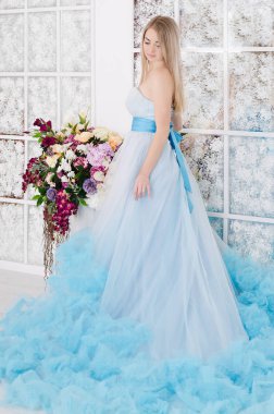 uzun mavi elbiseli kadın