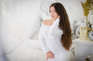 Beyaz elbiseli kız.