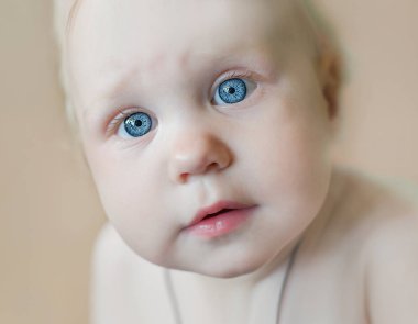 mavi gözlü küçük çocuk