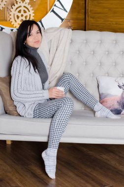 Kanepede oturan kadın.