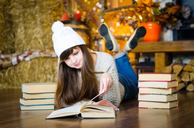 Kitap okuyan kız.