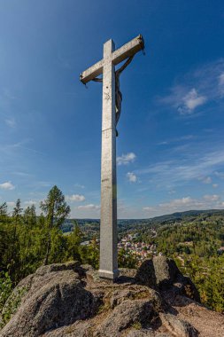 Nejdek / Çek Cumhuriyeti - 15 Eylül 2019: Nejdek şehrine tepeden bakan Kreuzberg tepesinde duran İsa heykeli. Mavi gökyüzü ve beyaz bulutlarla güneşli bir gün. Dikey resim.