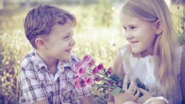 Gündüz vakti parkta oynayan mutlu çocuklar. Kardeşini ve kardeşini sonsuza dek kavra.