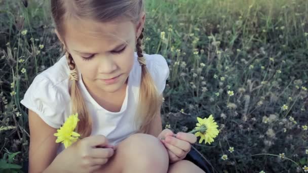 Portret Gelukkig Klein Meisje Zitten Het Park Dag — Stockvideo