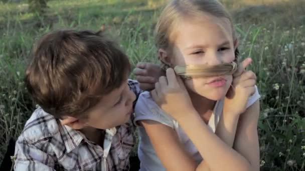 Niños Felices Jugando Parque Durante Día Concepto Hermano Hermana Juntos — Vídeo de stock