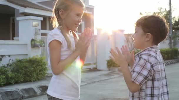 Enfants Heureux Jouant Dans Parc Heure Jour Concept Frère Sœur — Video