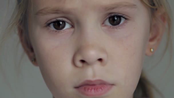 Portrait Triste Petite Fille Intérieur — Video