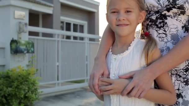 Feliz Madre Hija Jugando Cerca Una Casa Durante Día — Vídeos de Stock