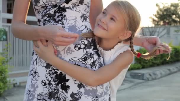 Mutlu Anne Kız Gün Içinde Bir Evin Yakınında Oynuyorlar — Stok video