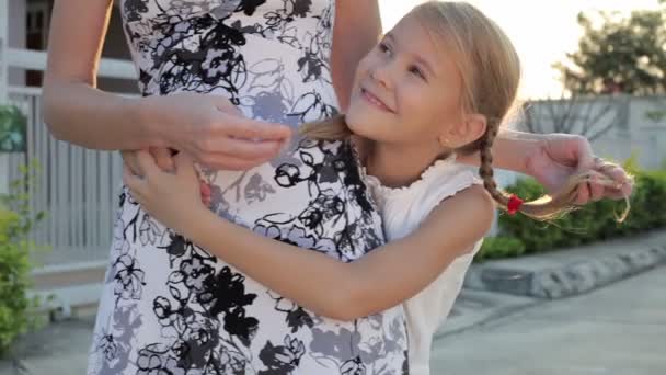 Feliz Madre Hija Jugando Cerca Una Casa Durante Día — Vídeos de Stock