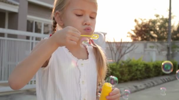 Πορτρέτο Χαρούμενο Κοριτσάκι Παίζει Κοντά Ένα Σπίτι Την Ώρα Της — Αρχείο Βίντεο