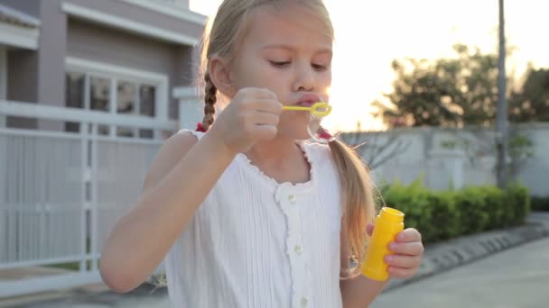 Πορτρέτο Χαρούμενο Κοριτσάκι Παίζει Κοντά Ένα Σπίτι Την Ώρα Της — Αρχείο Βίντεο
