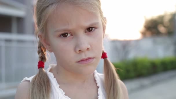 Retrato Menina Triste Perto Uma Casa Tempo Dia — Vídeo de Stock