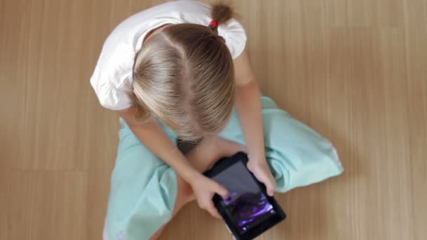 Liten Flicka Golvet Rummet Med Hjälp Tablett Dagen Tme — Stockvideo