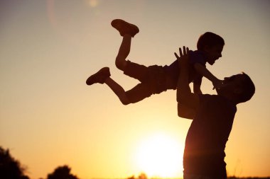 gün batımı sırasında eller silüeti. Hayat kavramı.