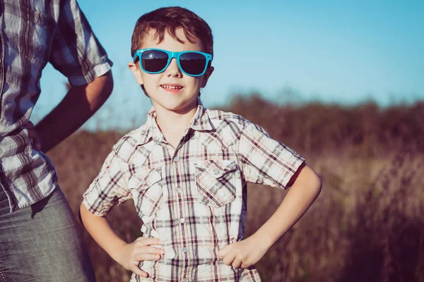 Father Son Playing Field Day Time People Having Fun Outdoors — Stock Photo, Image