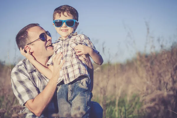 Father Son Playing Field Day Time People Having Fun Outdoors — Stock Photo, Image