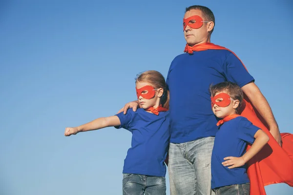 Отец Дети Играют Супергероев Дневное Время Люди Веселятся Улице Концепция — стоковое фото