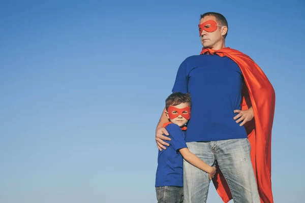 Отец Сын Играют Супергероев Пляже Дневное Время Люди Веселятся Улице — стоковое фото