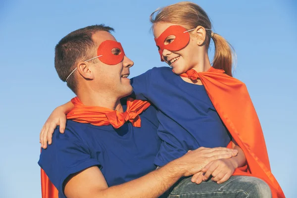 父亲和女儿在白天扮演超级英雄 人们在户外玩得很开心友好家庭的概念 — 图库照片
