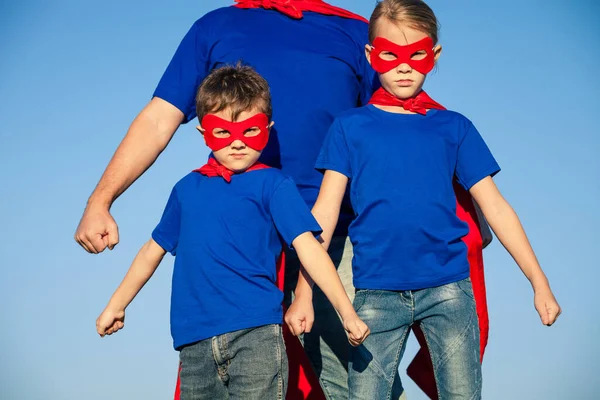 Vater Und Kinder Spielen Tagsüber Superhelden Die Leute Haben Spaß — Stockfoto