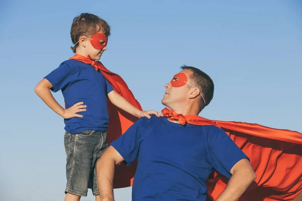 Отец Сын Играют Супергероев Дневное Время Люди Веселятся Улице Концепция — стоковое фото