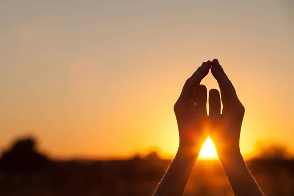 Sylwetka Kobiece Ręce Podczas Zachodu Słońca Koncepcja Życia — Zdjęcie stockowe
