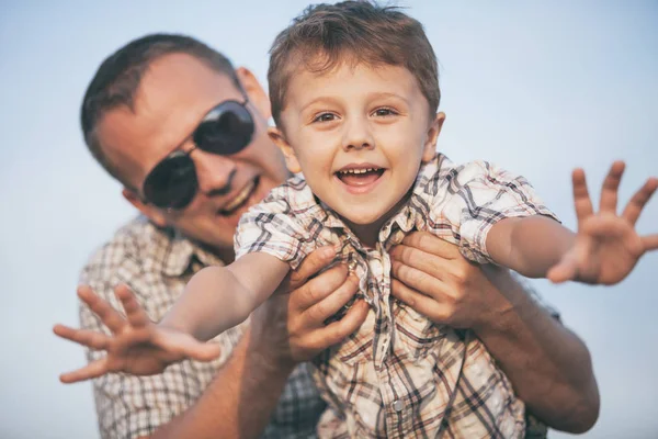 Father Son Playing Beach Day Time People Having Fun Outdoors — Stock Photo, Image