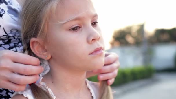 Porträt Eines Traurigen Kleinen Mädchens Das Tagsüber Der Nähe Eines — Stockvideo