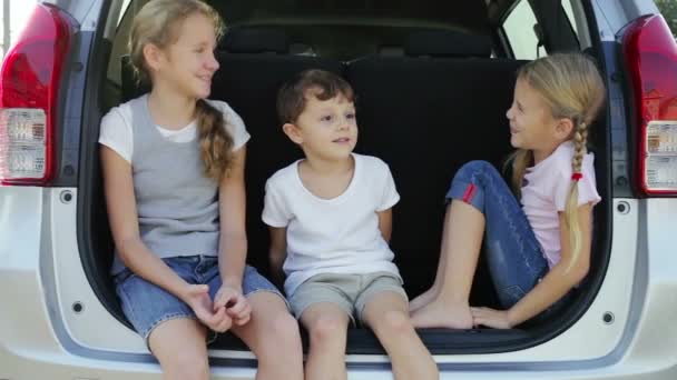 Gelukkige Kinderen Zitten Auto Dag Tijd Concept Van Gelukkige Jeugd — Stockvideo