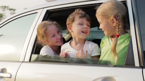 Niños Felices Sentados Coche Durante Día Concepto Juventud Feliz — Vídeos de Stock