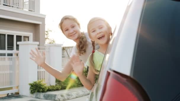 Szczęśliwe Dzieci Siedzące Samochodzie Ciągu Dnia Pojęcie Szczęśliwej Młodości — Wideo stockowe