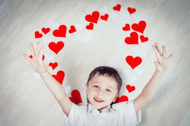 Yerde yatan küçük bir çocuk. Mutlu Sevgililer Günü kavramı.