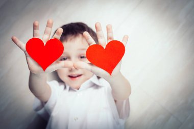 Yerde yatan küçük bir çocuk. Mutlu Sevgililer Günü kavramı.