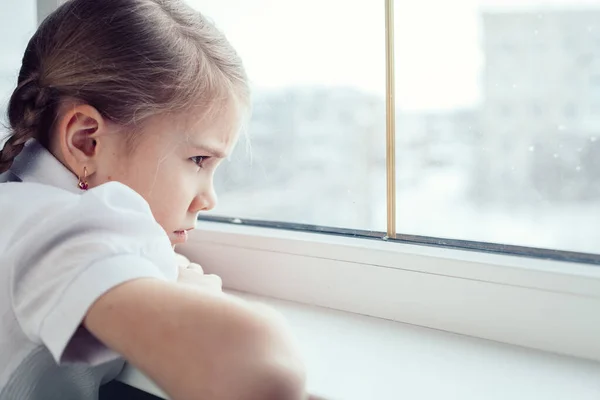 Jedna Smutna Dziewczynka Siedząca Przy Oknie Ciągu Dnia Pojęcie Smutku — Zdjęcie stockowe