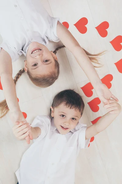 Malý Chlapec Dívka Ležící Podlaze Koncept Šťastného Valentýna Bratr Sestra — Stock fotografie