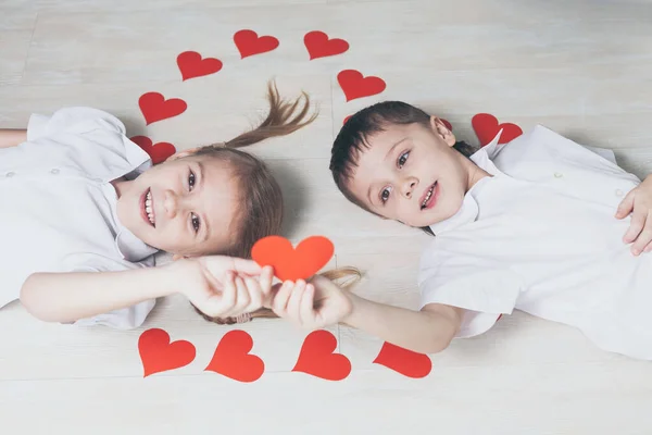 Petit Garçon Petite Fille Couchés Sur Sol Concept Saint Valentin — Photo